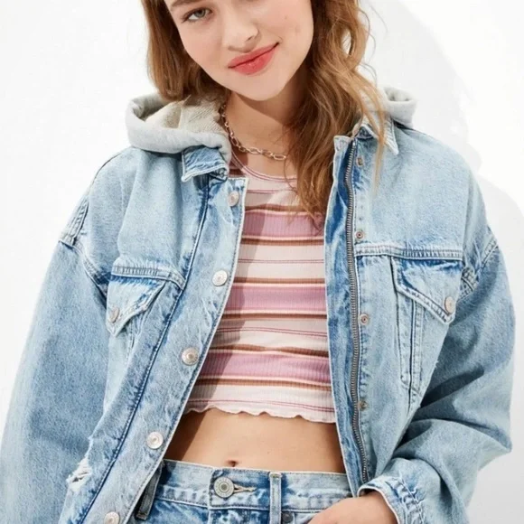๐ AMERICAN EAGLE Cropped Raw Hem Hooded Distressed Denim Jean Jacket Size Medium - Picture 10 of 10